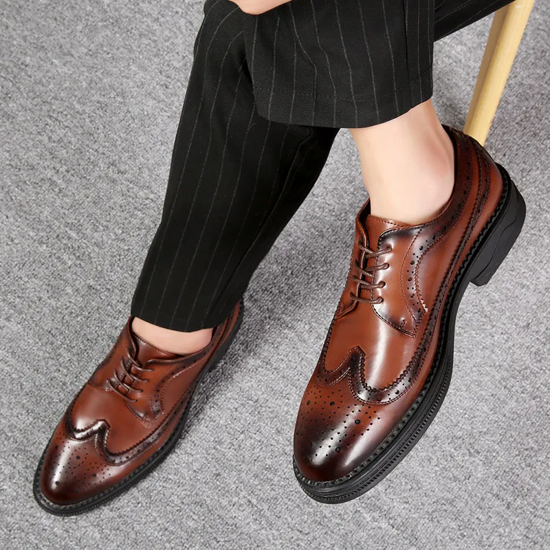 Diseñador de vestimenta de hombres de moda Brown Mens de cuero italiano Brogues Oxford Brogues Zapatos para hombres Mocasin