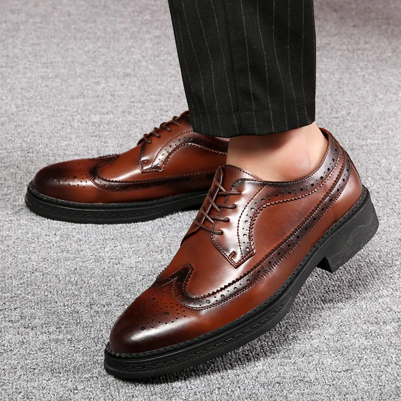 Diseñador de vestimenta de hombres de moda Brown Mens de cuero italiano Brogues Oxford Brogues Zapatos para hombres Mocasin