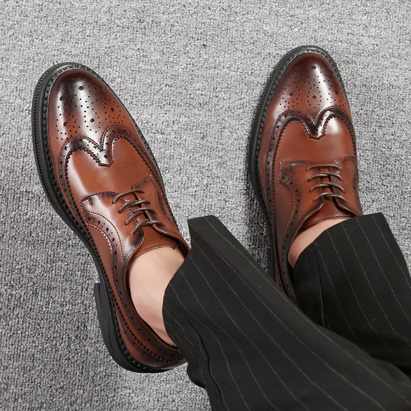Diseñador de vestimenta de hombres de moda Brown Mens de cuero italiano Brogues Oxford Brogues Zapatos para hombres Mocasin