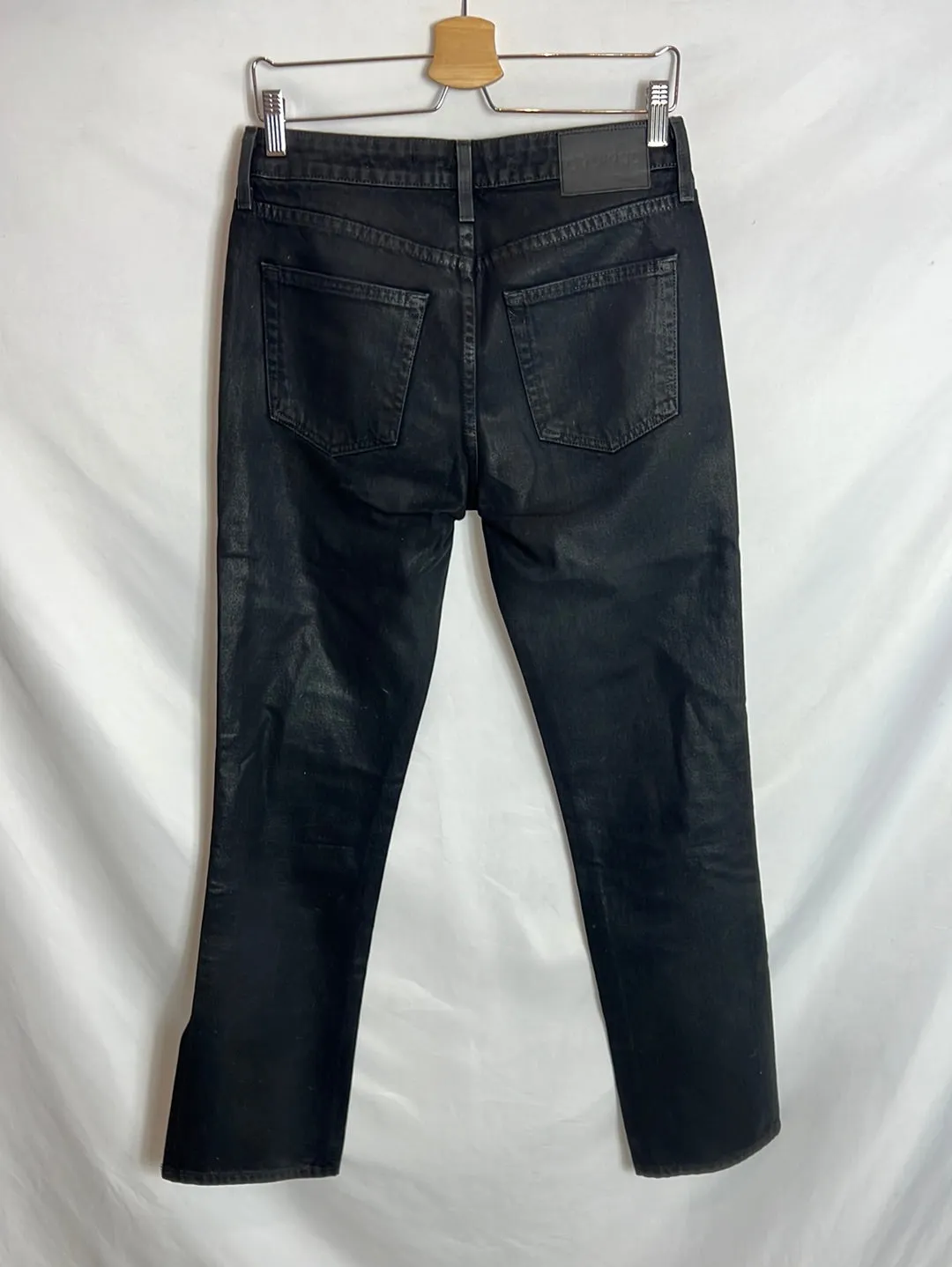 GRLFRND. Pantalón encerado negro aperturas. T 26(38)