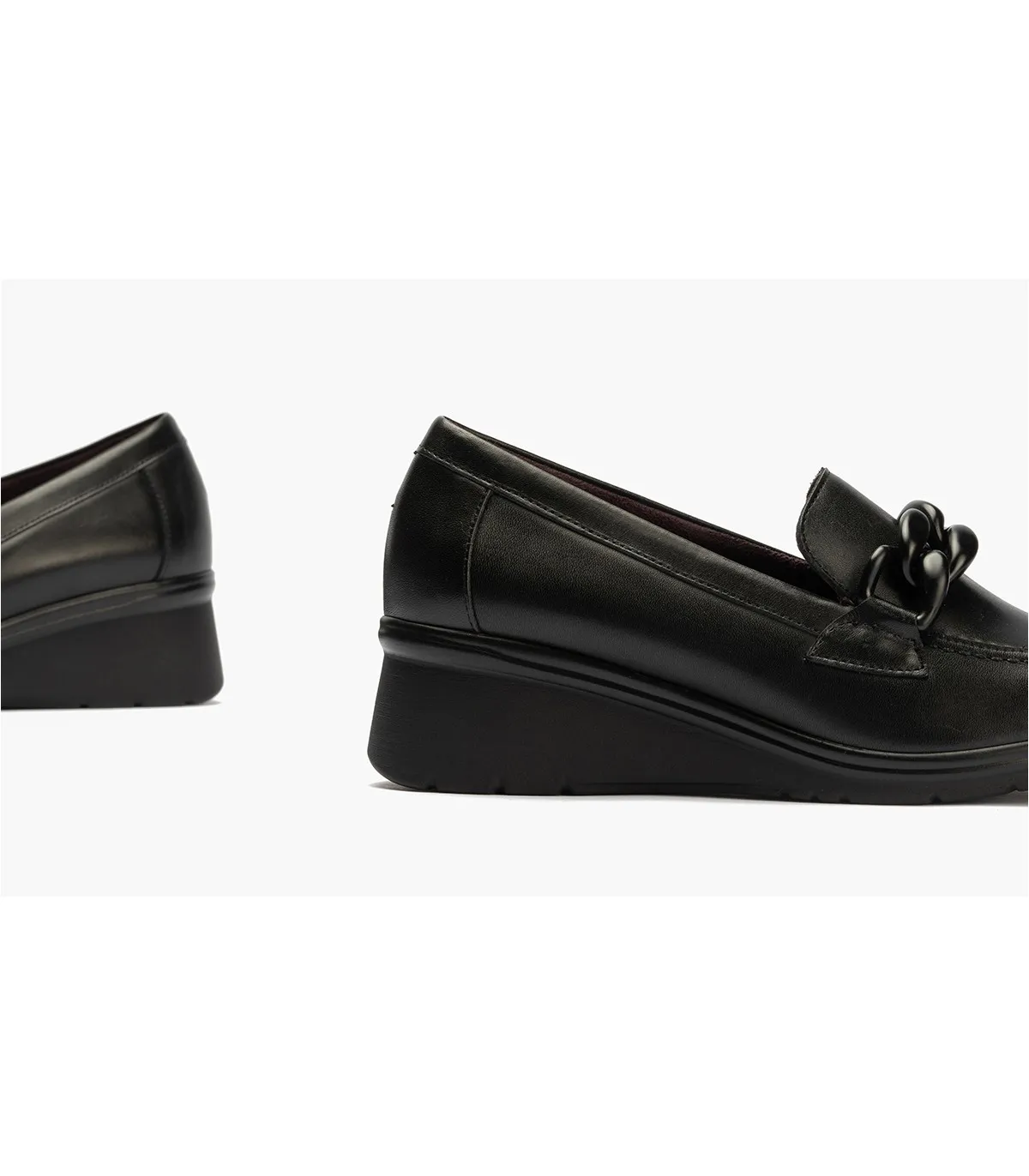 Mocasín de cuña con cadena en color negro
