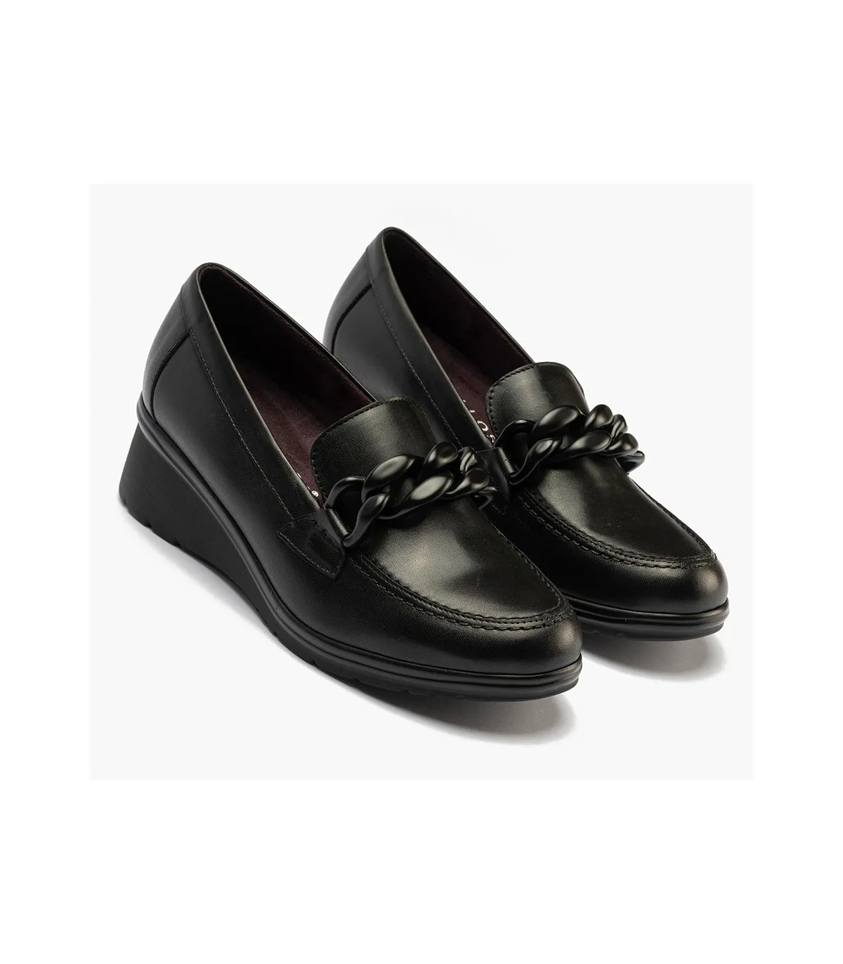 Mocasín de cuña con cadena en color negro