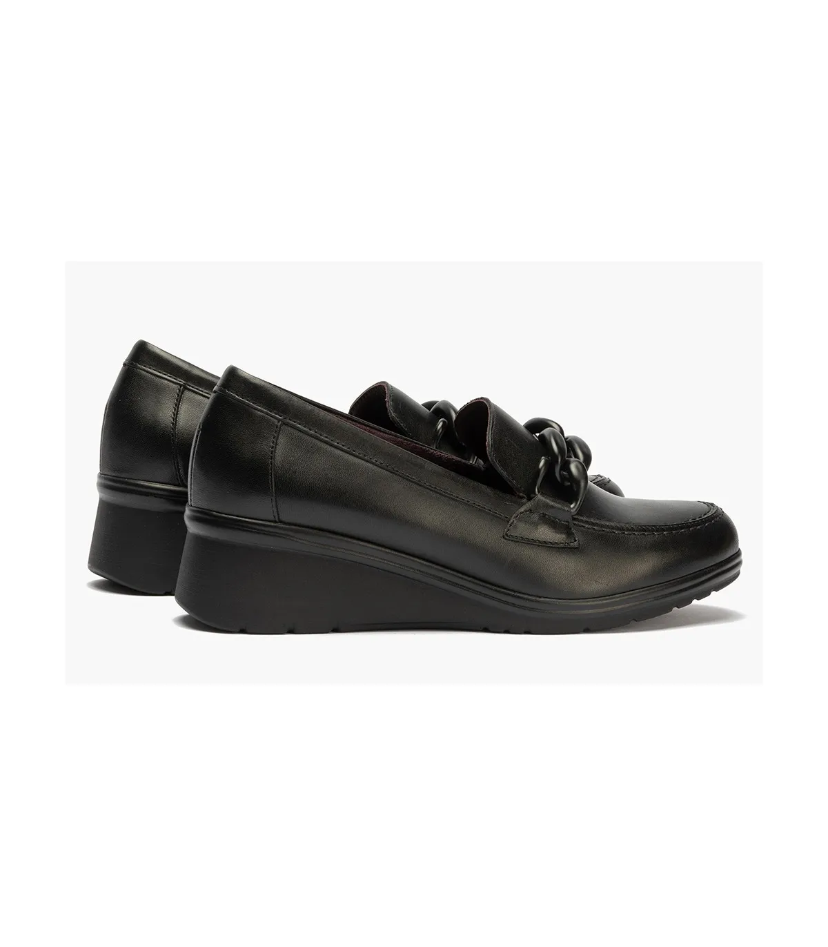 Mocasín de cuña con cadena en color negro
