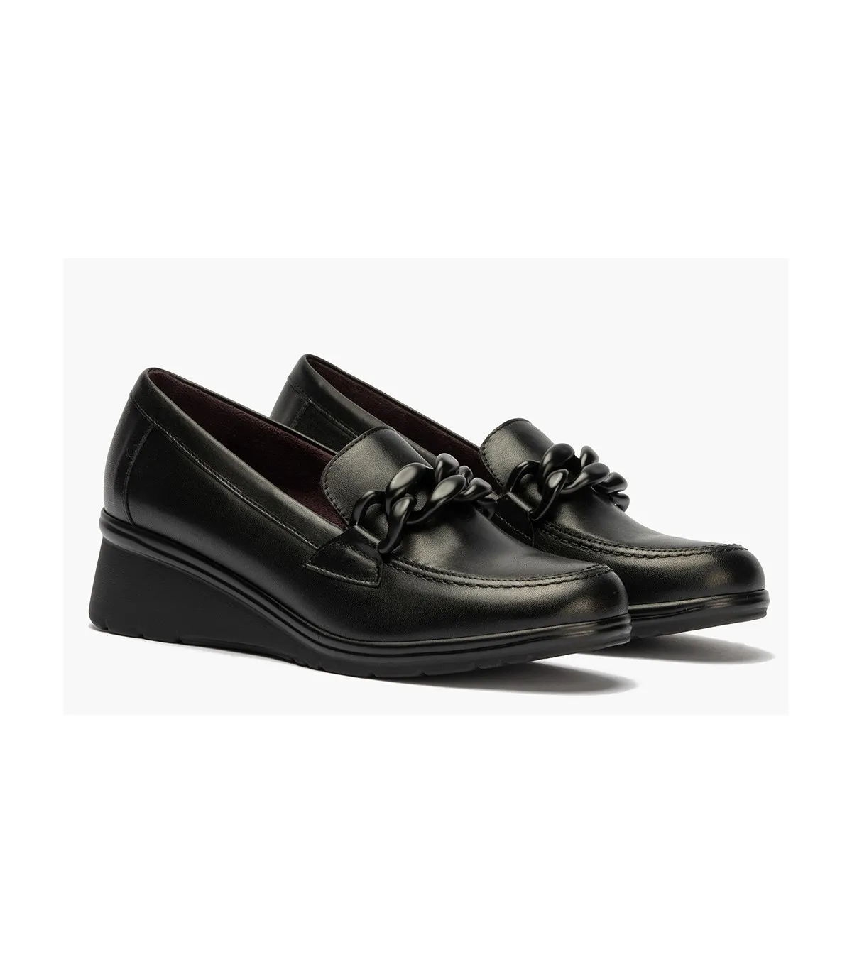 Mocasín de cuña con cadena en color negro