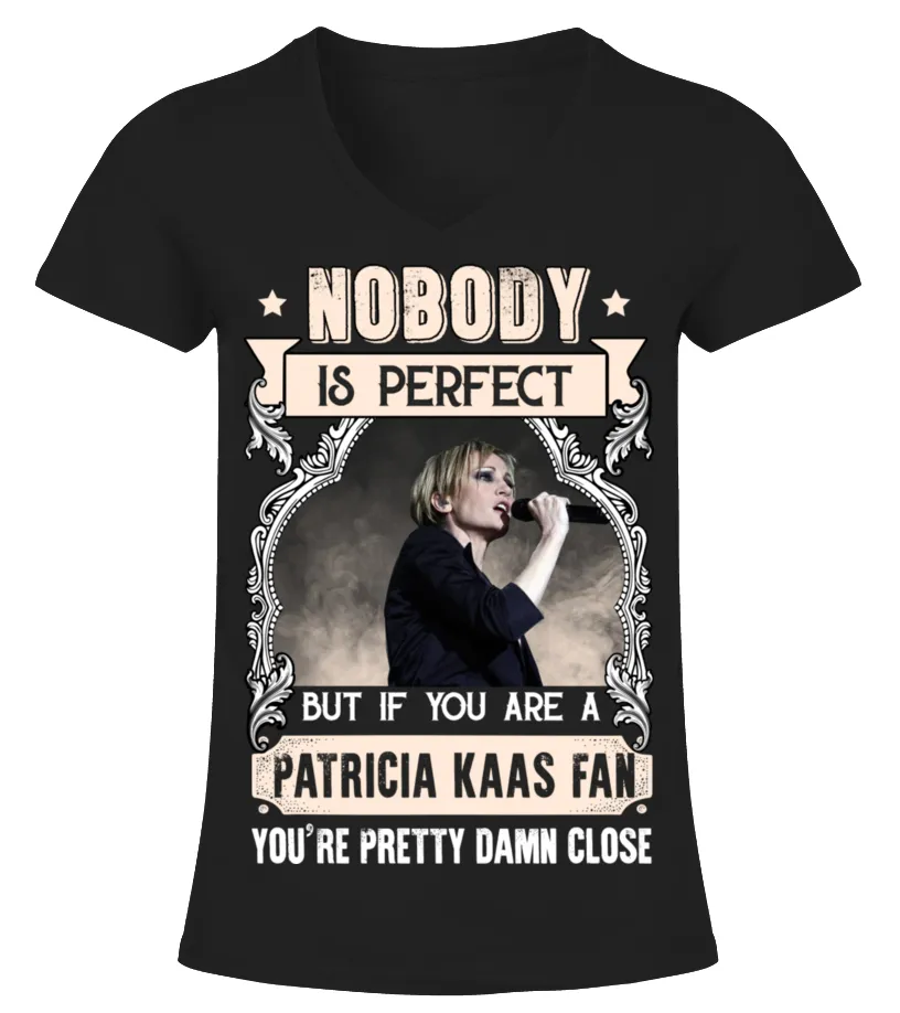 NOBODY IS PERFECT BUT IF YOU ARE A PATRICIA KAAS FAN YOU'RE PRETTY DAMN CLOSE Camiseta cuello pico Mujer