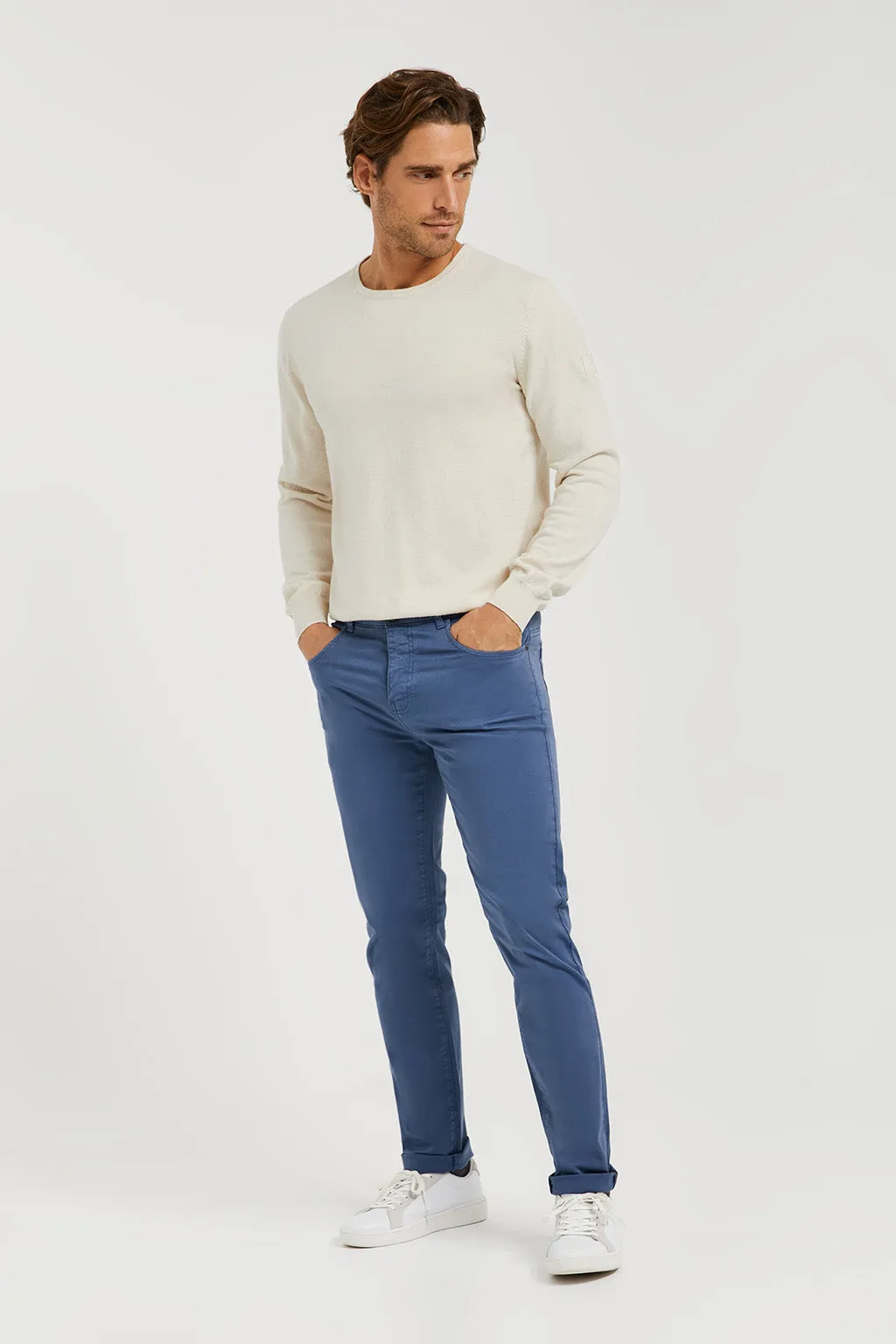 Pantalón azul denim de cinco bolsillos con logo bordado