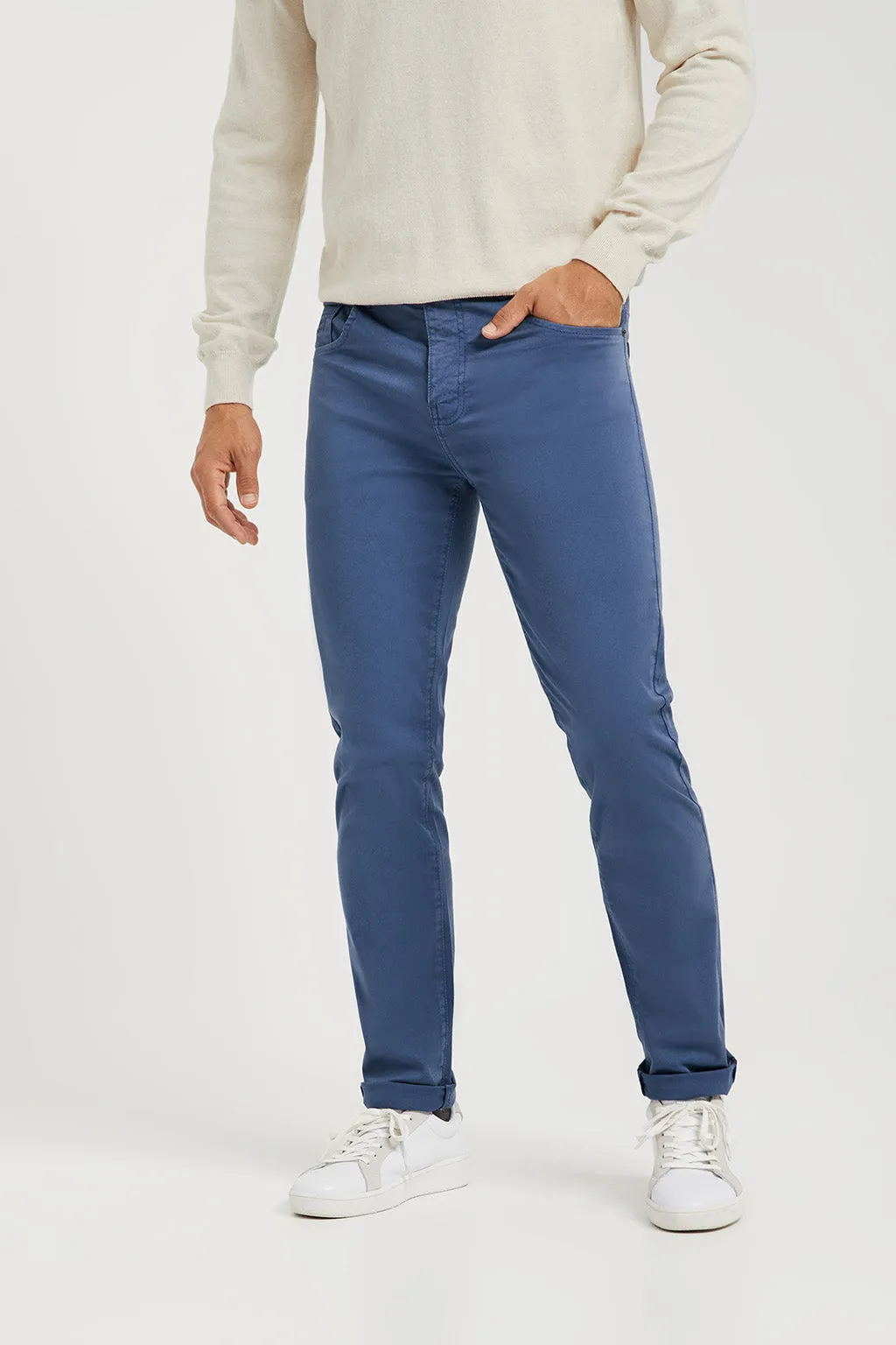 Pantalón azul denim de cinco bolsillos con logo bordado