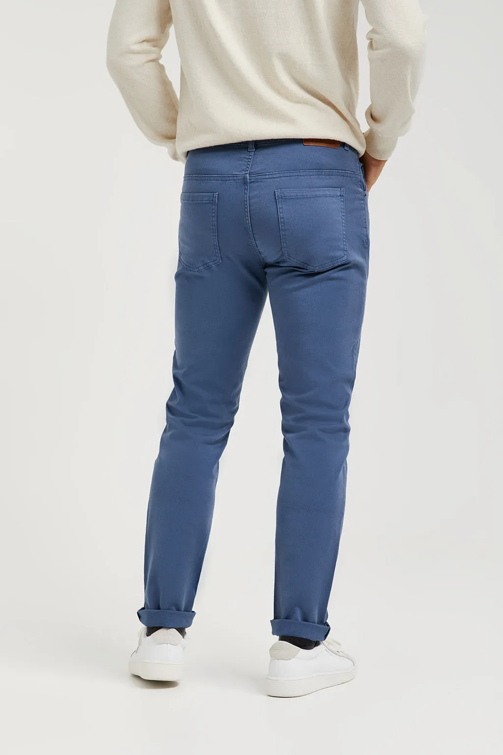 Pantalón azul denim de cinco bolsillos con logo bordado