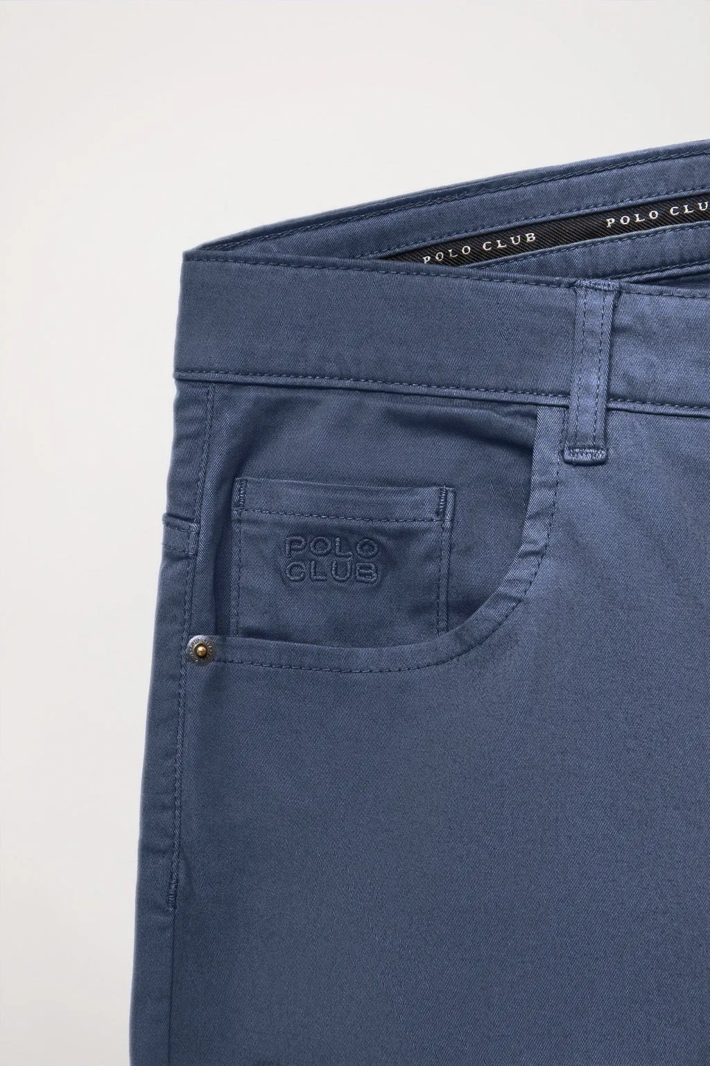 Pantalón azul denim de cinco bolsillos con logo bordado