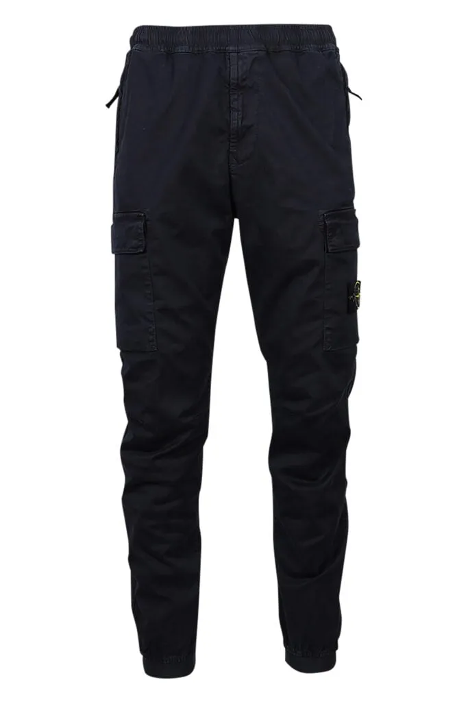 Pantalón azul oscuro con logo lateral parche