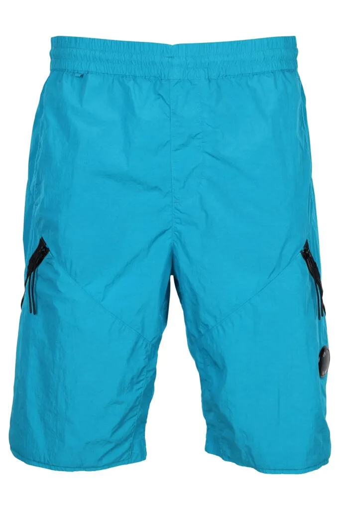 Pantalón corto azul turquesa con cremallera diagonal y logo lente