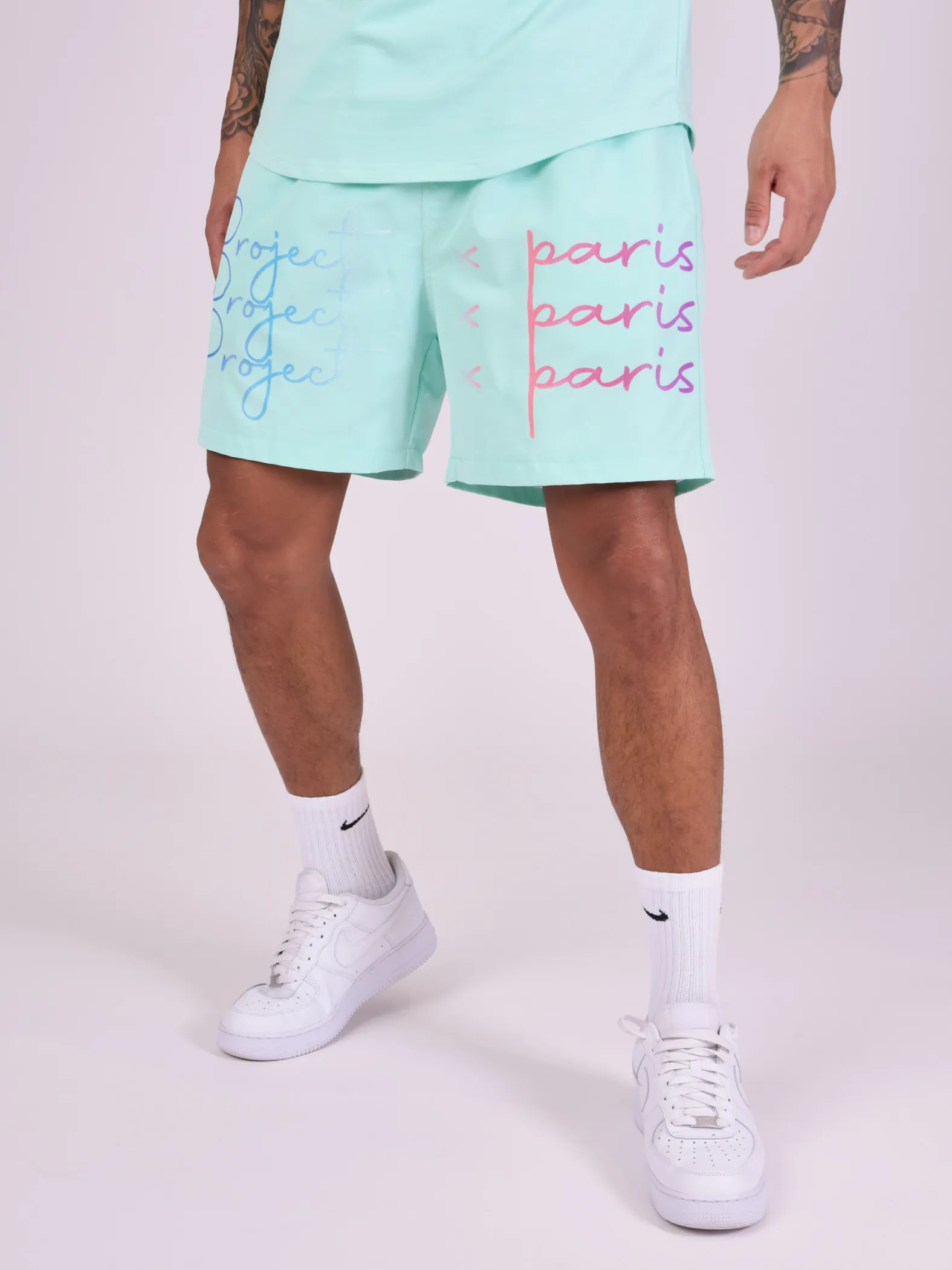 Pantalón corto con logotipo impreso en degradado de gran tamaño