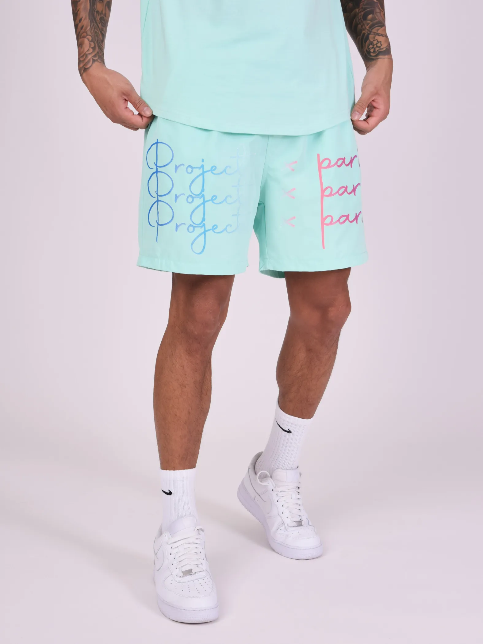 Pantalón corto con logotipo impreso en degradado de gran tamaño