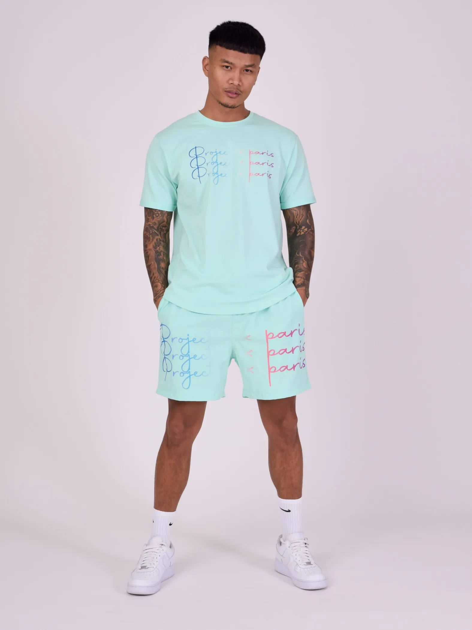 Pantalón corto con logotipo impreso en degradado de gran tamaño