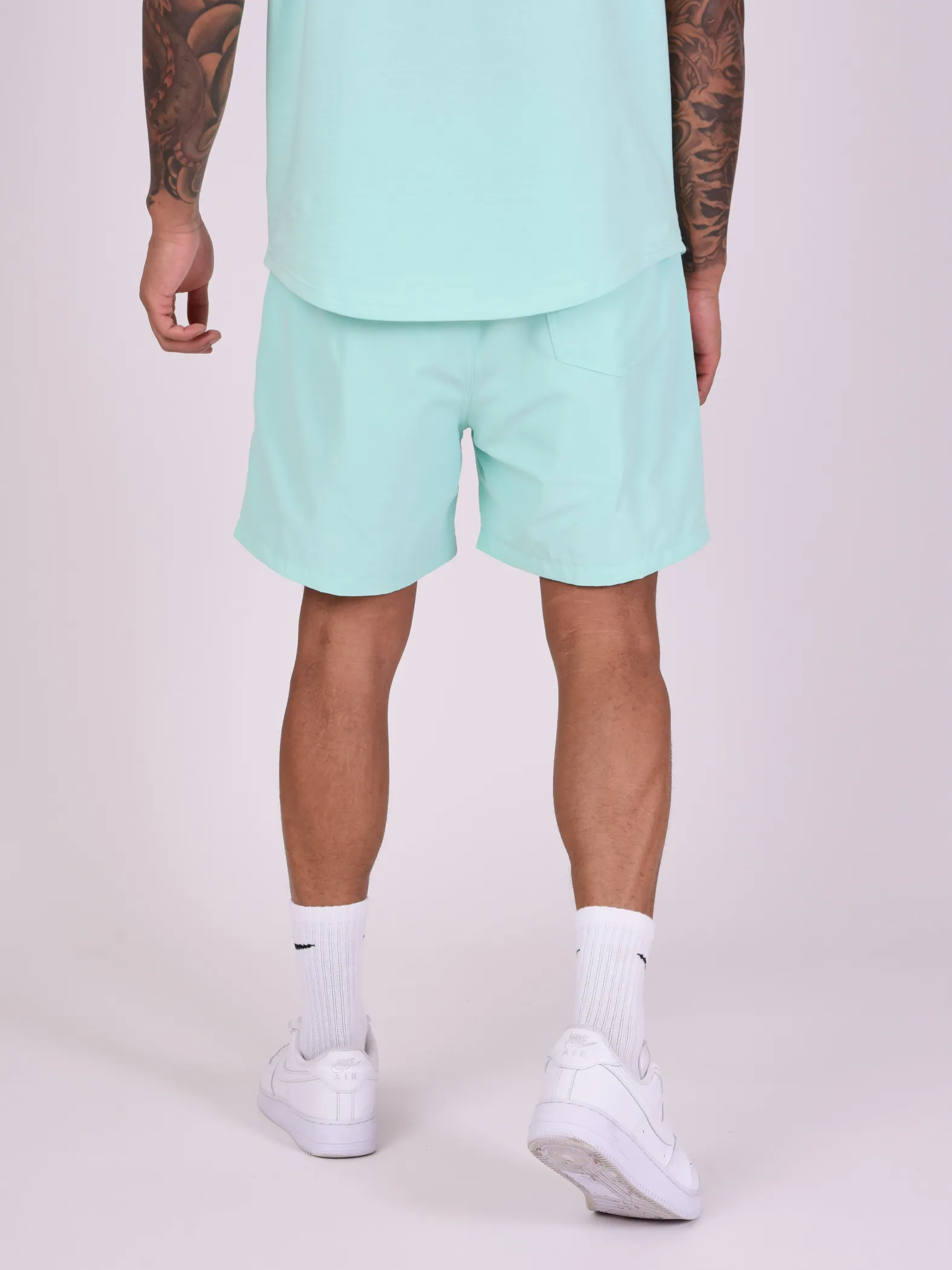 Pantalón corto con logotipo impreso en degradado de gran tamaño