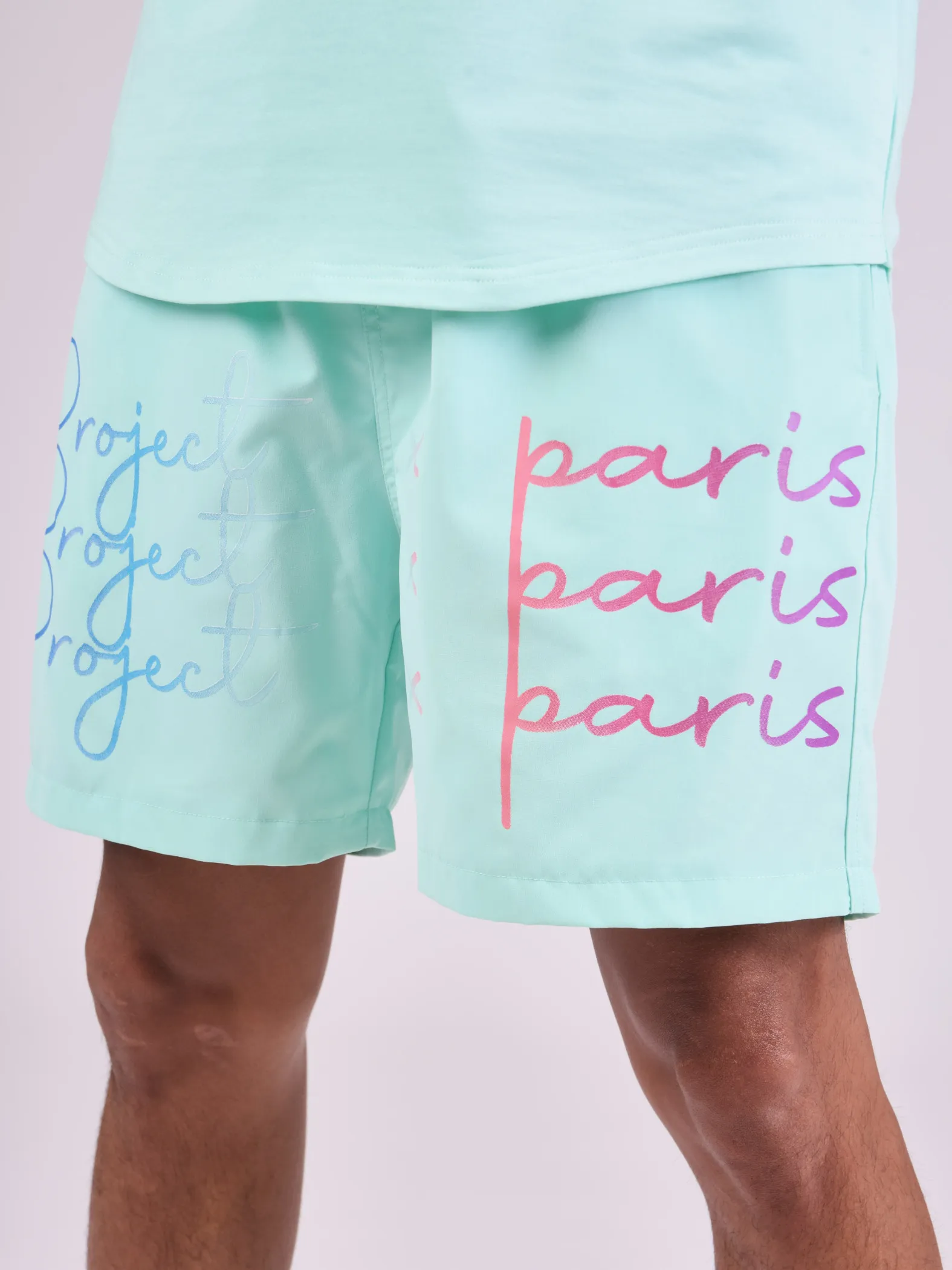 Pantalón corto con logotipo impreso en degradado de gran tamaño
