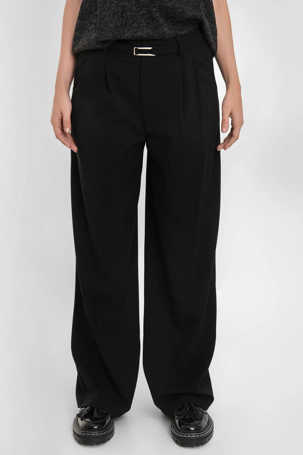 Pantalón de fit wide leg cinturón con hebilla