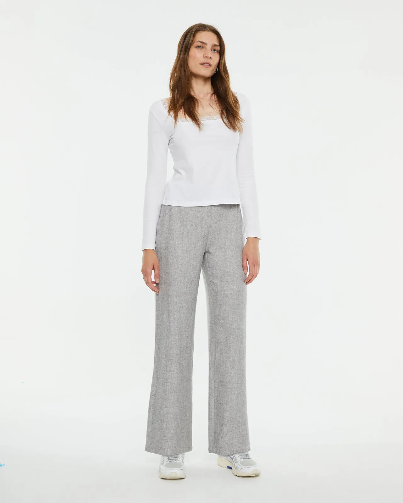 Pantalón largo relaxed fit pliegues en delantero