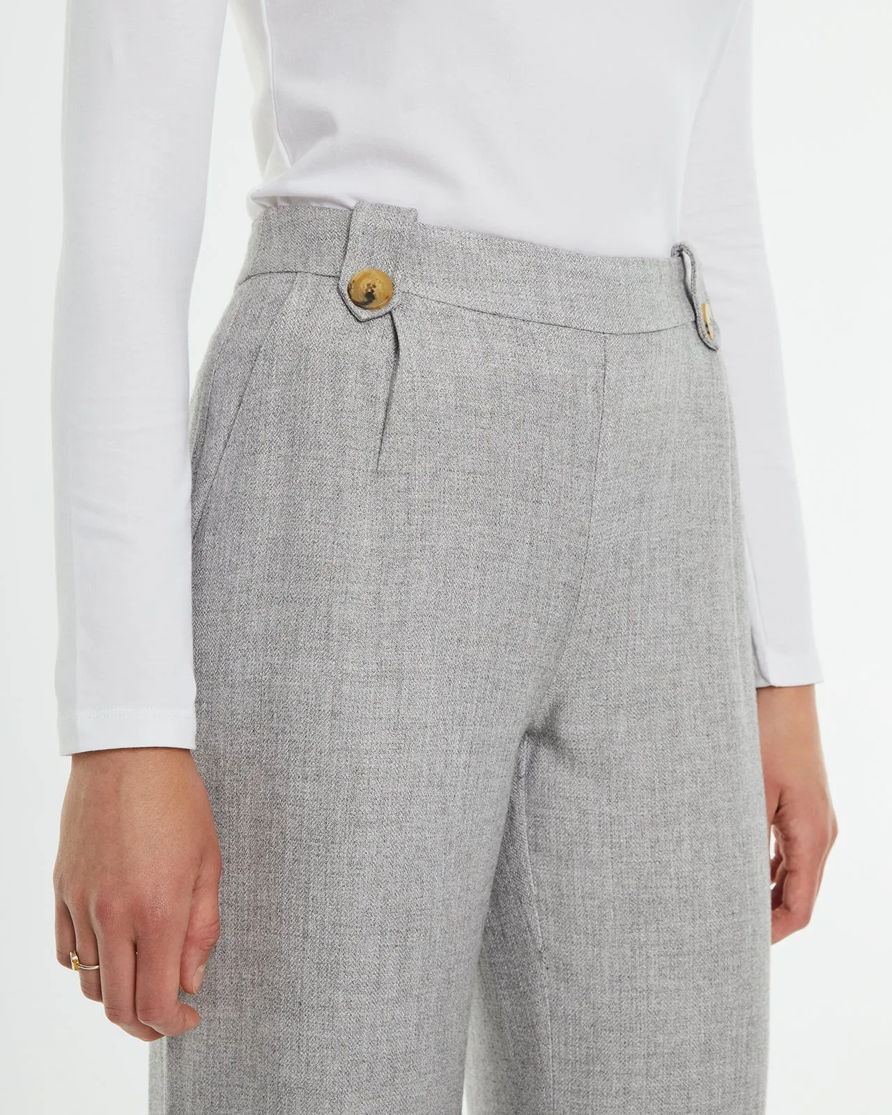 Pantalón largo relaxed fit pliegues en delantero