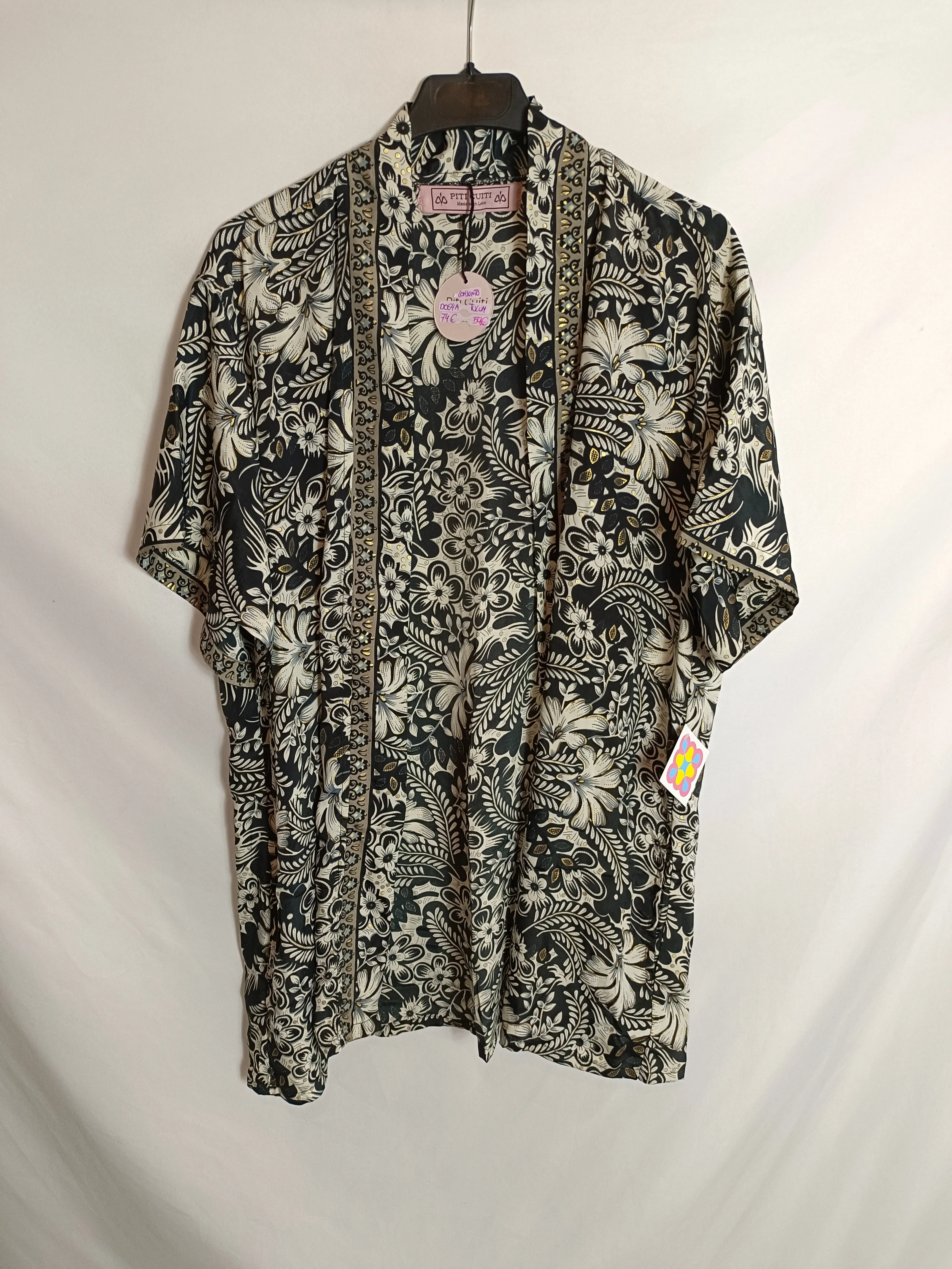 PETIT CUITI. total look Kimono y pantalón negro flores tu(m)