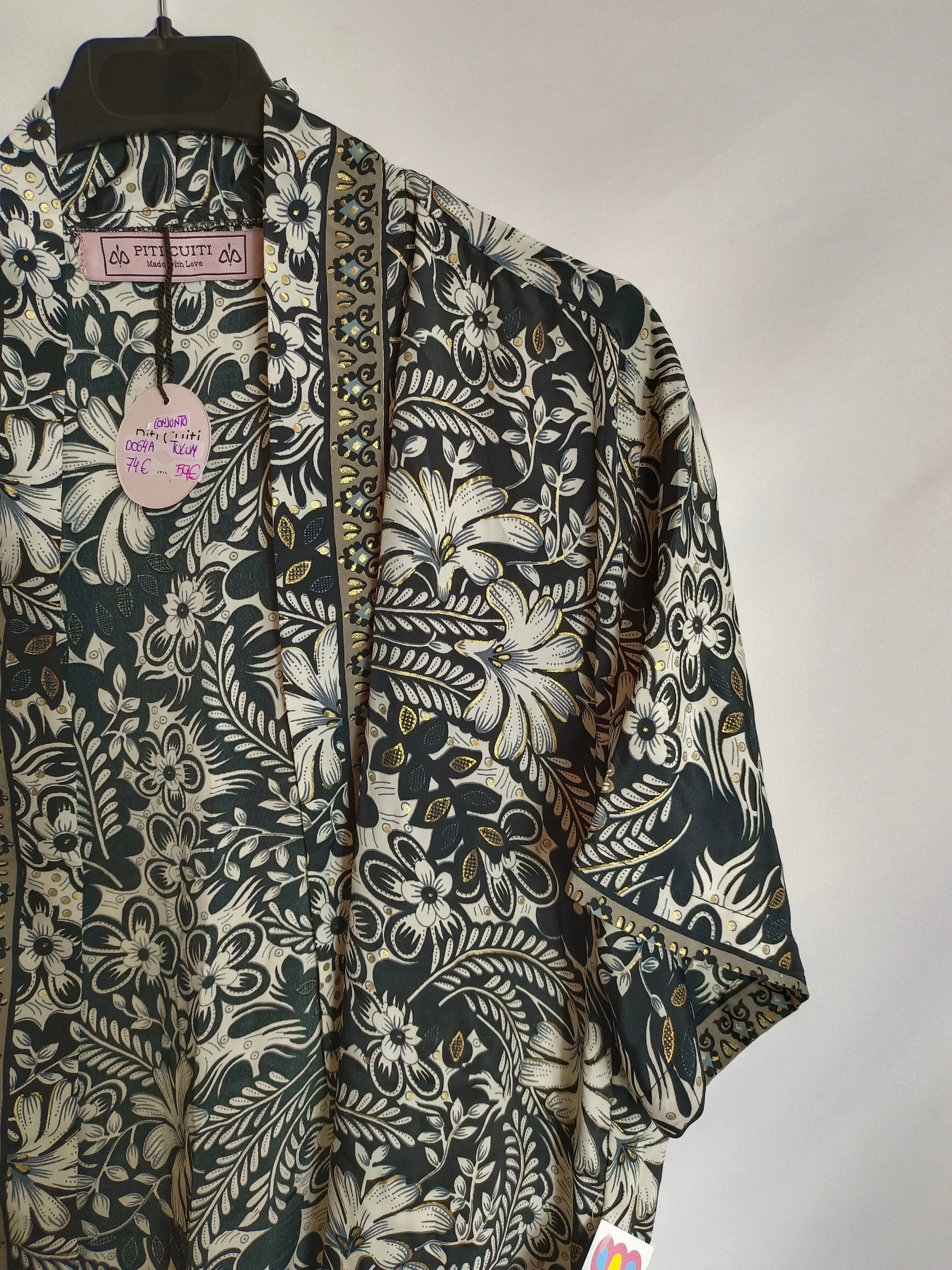 PETIT CUITI. total look Kimono y pantalón negro flores tu(m)