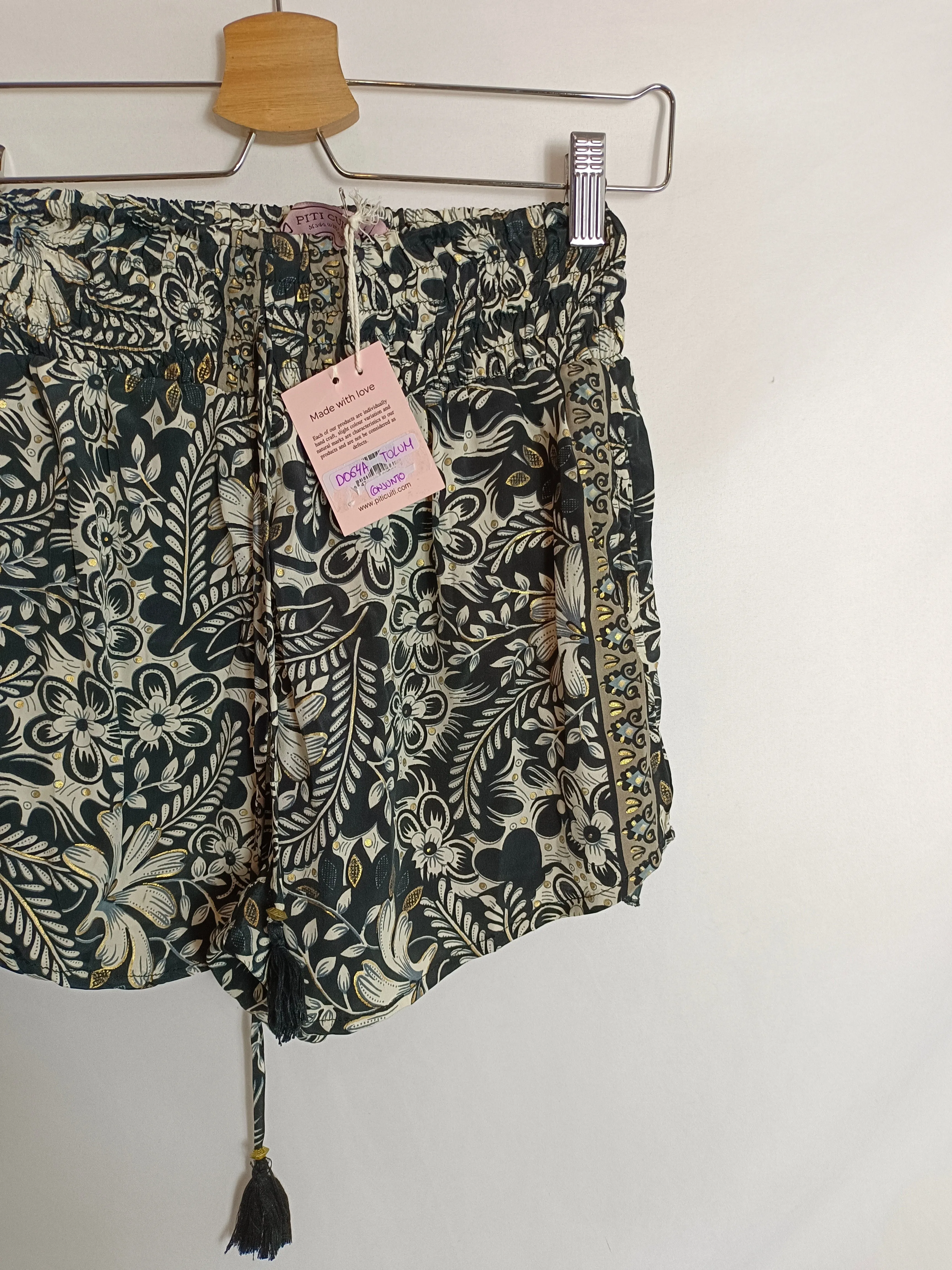 PETIT CUITI. total look Kimono y pantalón negro flores tu(m)