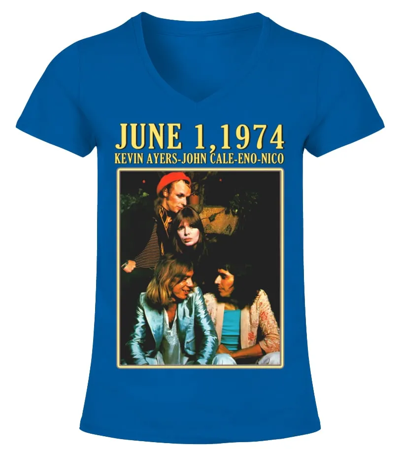 RK70S900BL. KEVIN AYERS, JOHN CALE, ENO, NICO  JUNE 1, 1974 CAMISETA CUELLO PICO MUJER