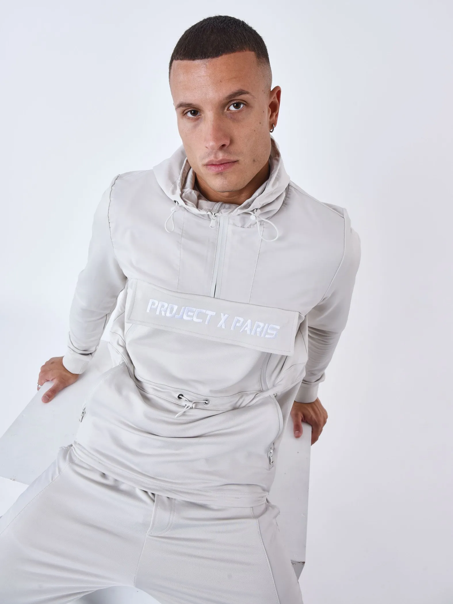 Sudadera con capucha cortaviento