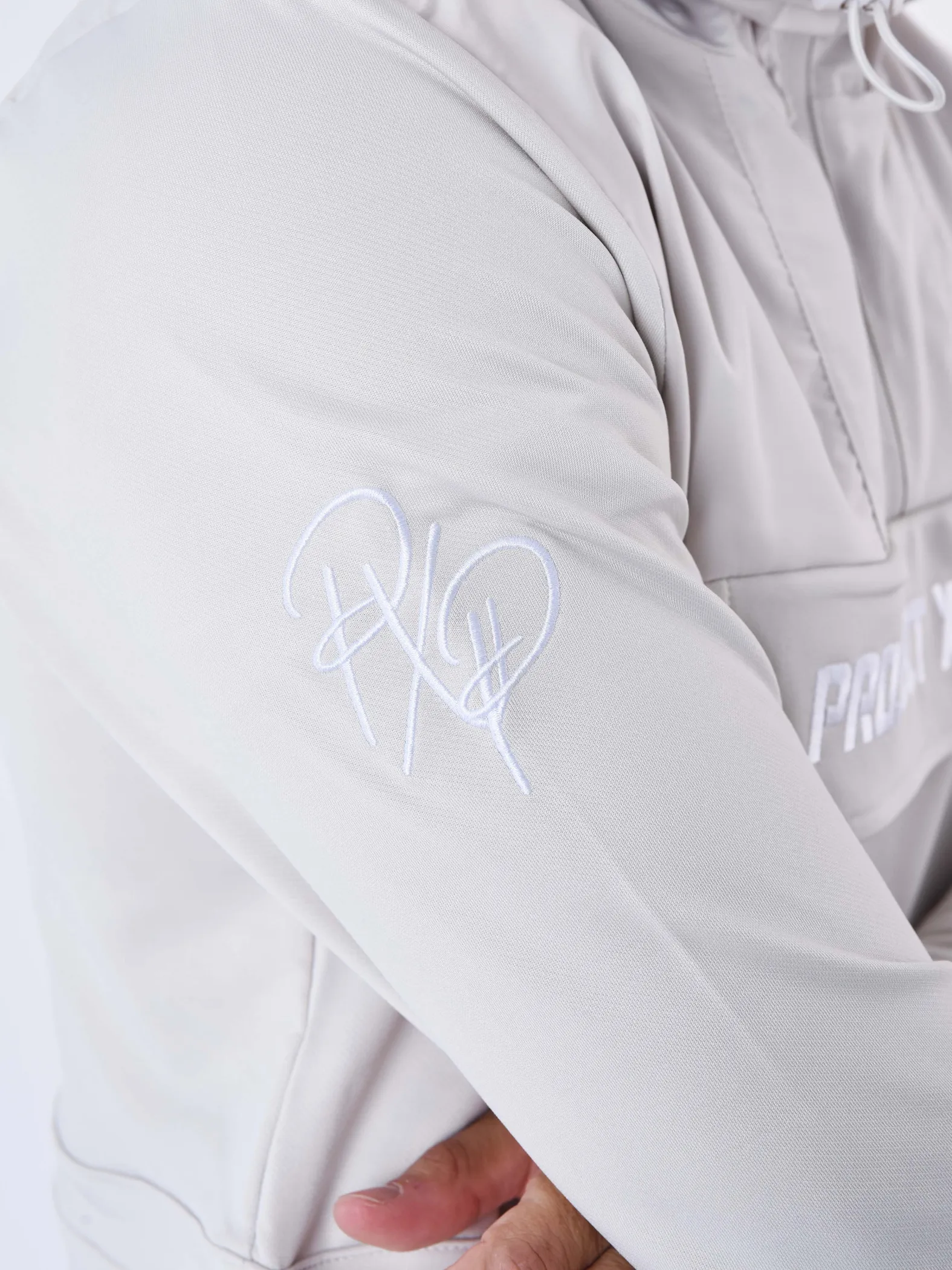 Sudadera con capucha cortaviento