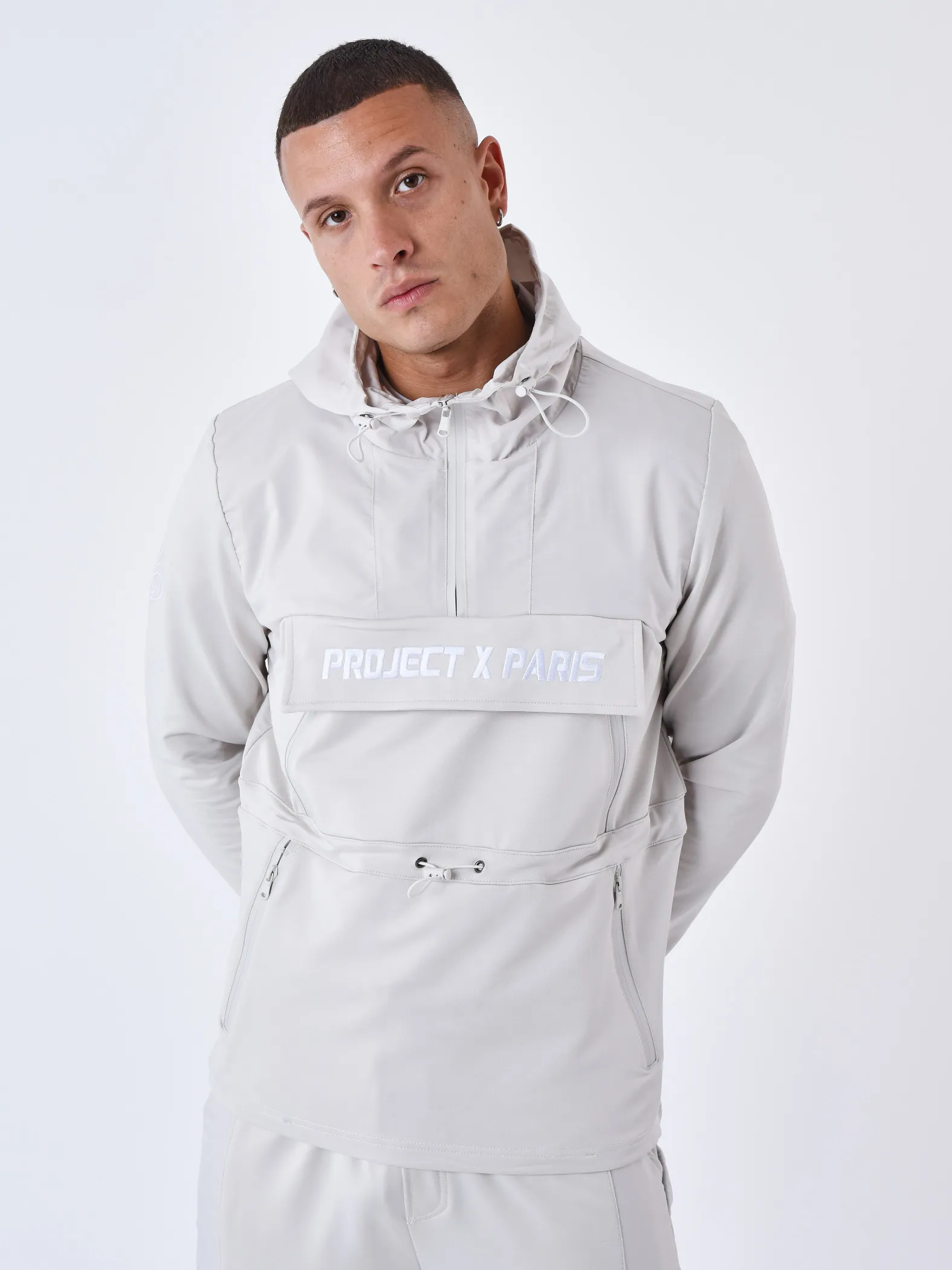 Sudadera con capucha cortaviento