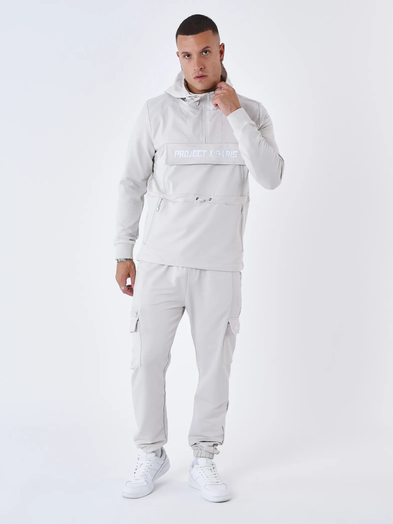 Sudadera con capucha cortaviento