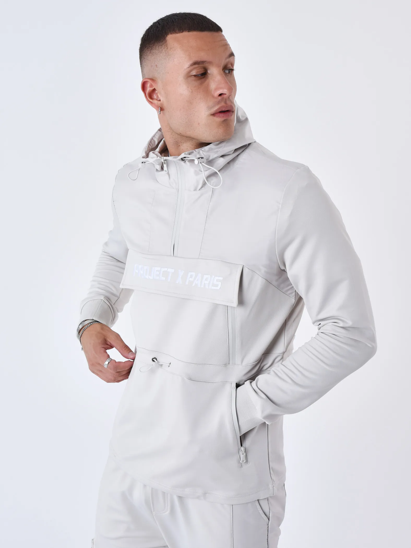 Sudadera con capucha cortaviento