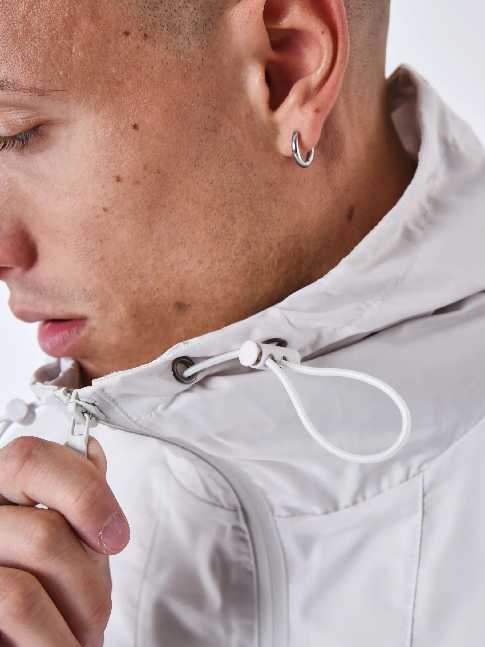 Sudadera con capucha cortaviento